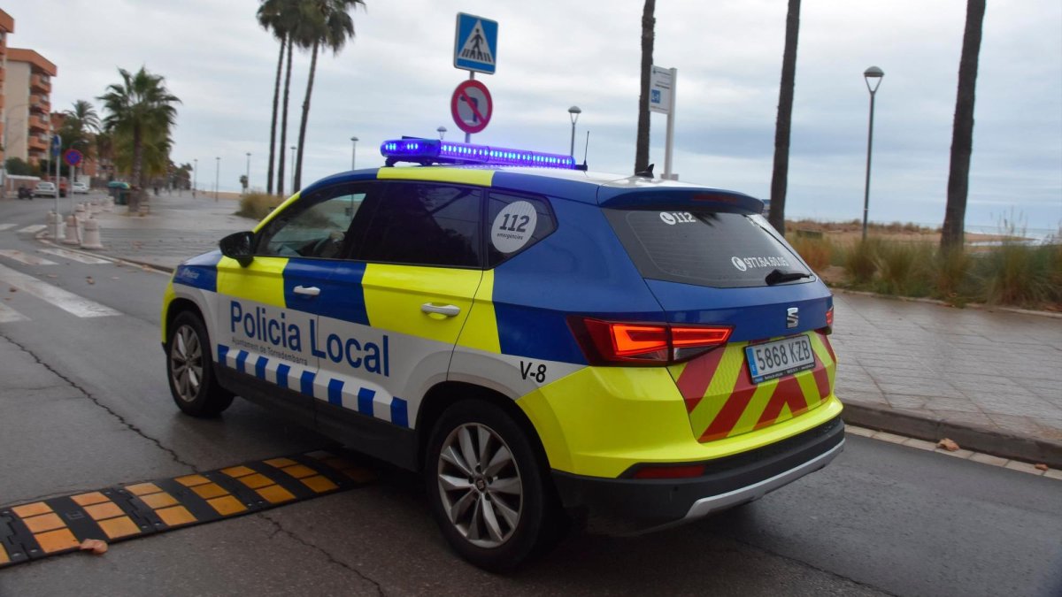 Un coche patrulla de la Policía Local de Torredembarra.​