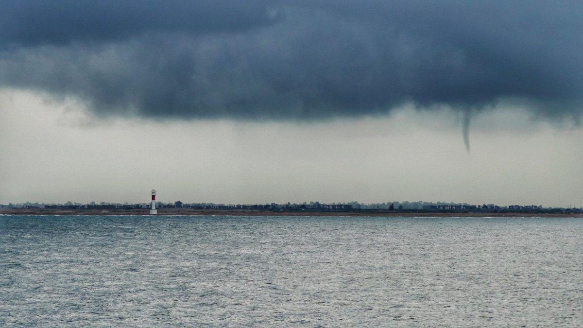 Una pequeña manga marina vista desde El Perelló.