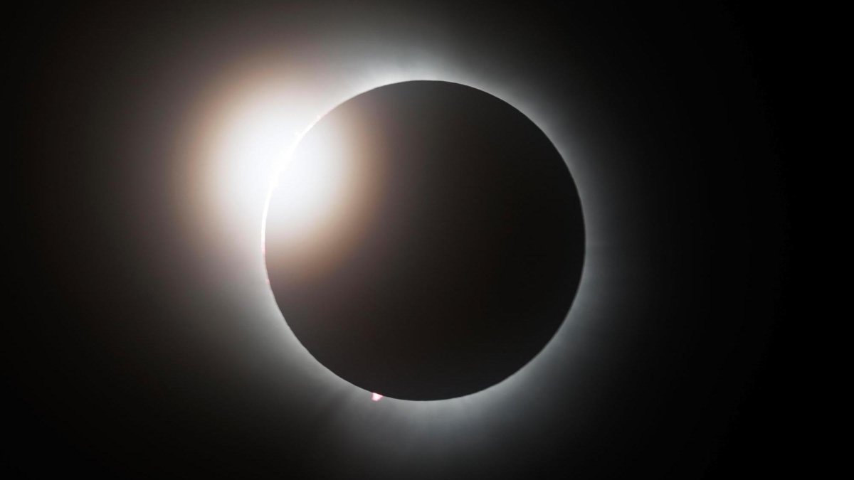 Momento de un eclipse solar total.