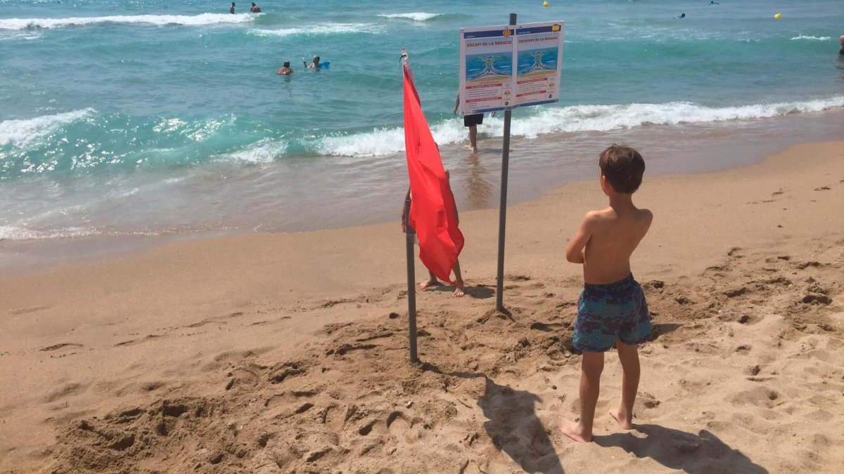 En algunas playas hay bandera roja que indica el mayor peligro en el mar.