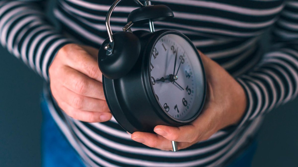 Imagen de archivo de una persona cambiando la hora