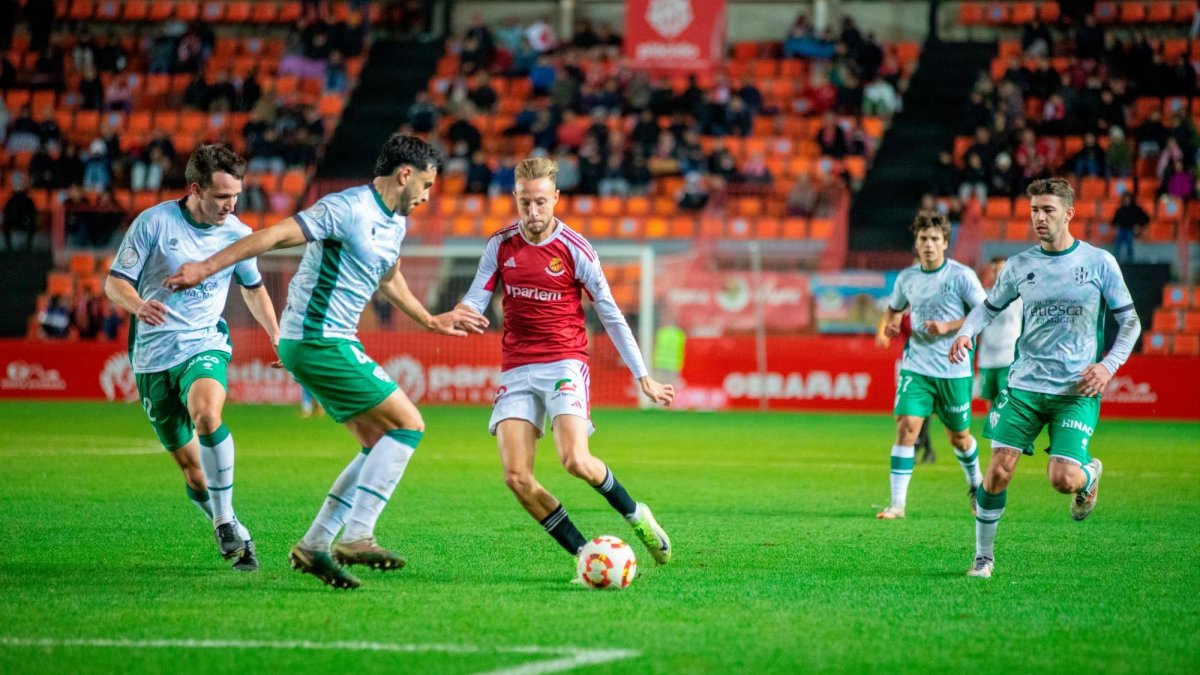 Víctor Narro conduce el cuero en el Nou Estadi.