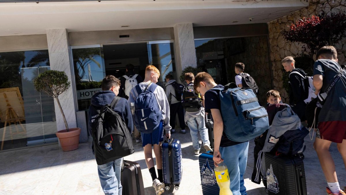 Un equipo de baloncesto alemán, este jueves a su llegada al hotel 4R Salou Park.