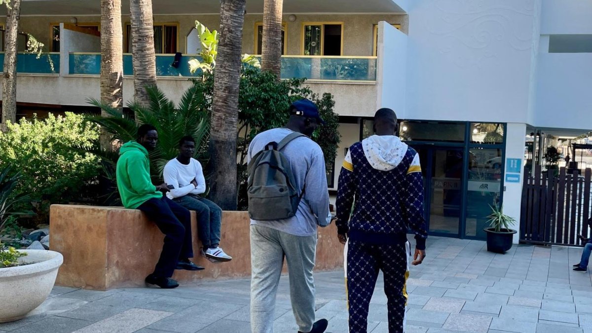 Migrantes llegados desde Canarias, en un hotel de Salou, en 2023