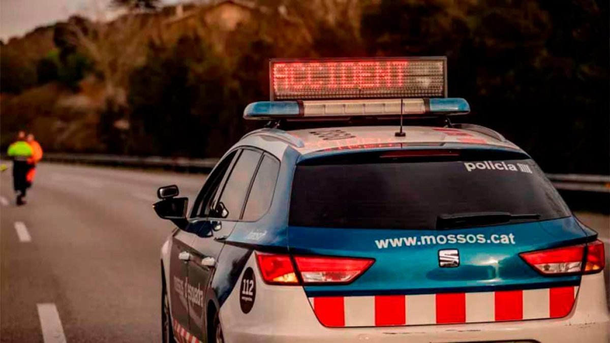 Un coche de Mossos d'Esquadra de Trànsit en un servicio de un accidente.​