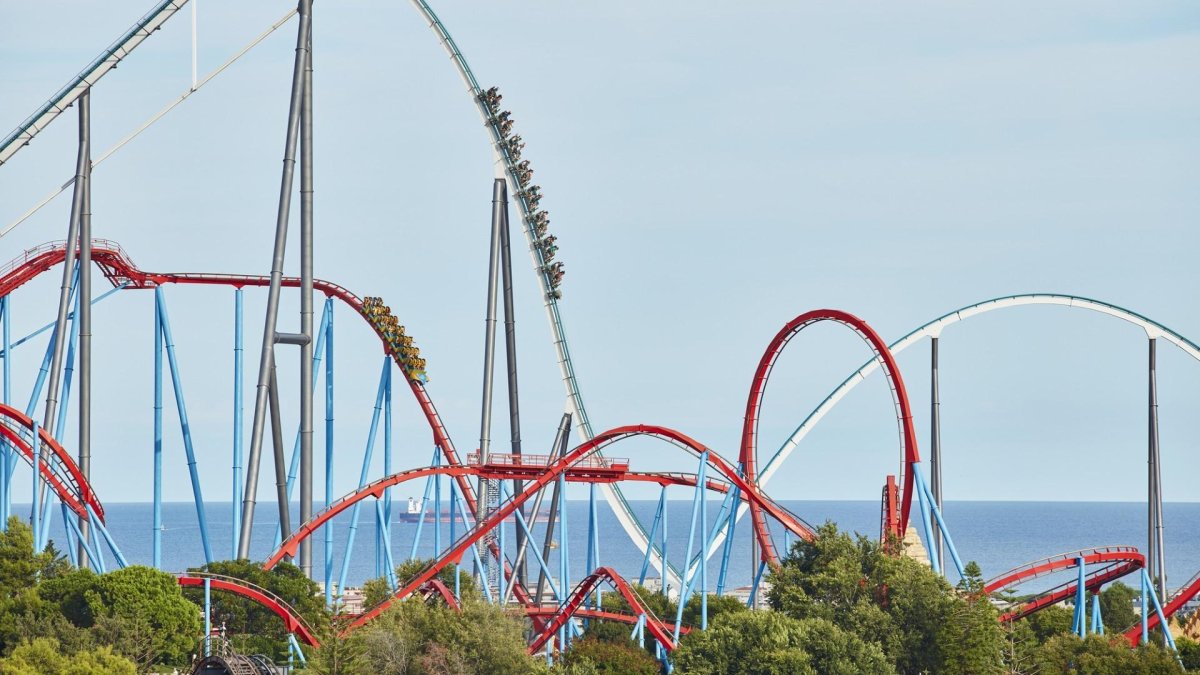La silueta de las atracciones de PortAventura World es un símbolo de la Costa Daurada.