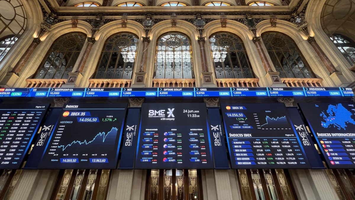 Pantallas muestran información bursátil en el parqué bursátil.​