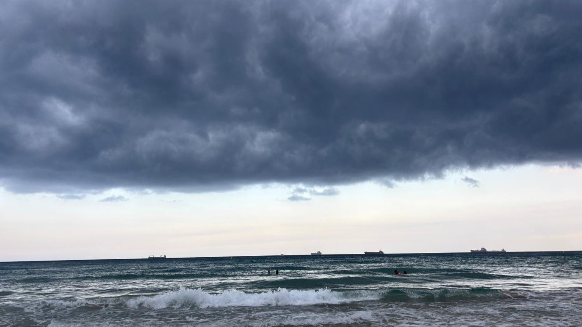 Imagen de una tormenta en el litoral de Tarragona