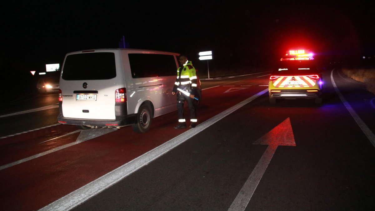Un agente de los Mossos d'Esquadra en un punto de control en la zona del incendio de Paüls