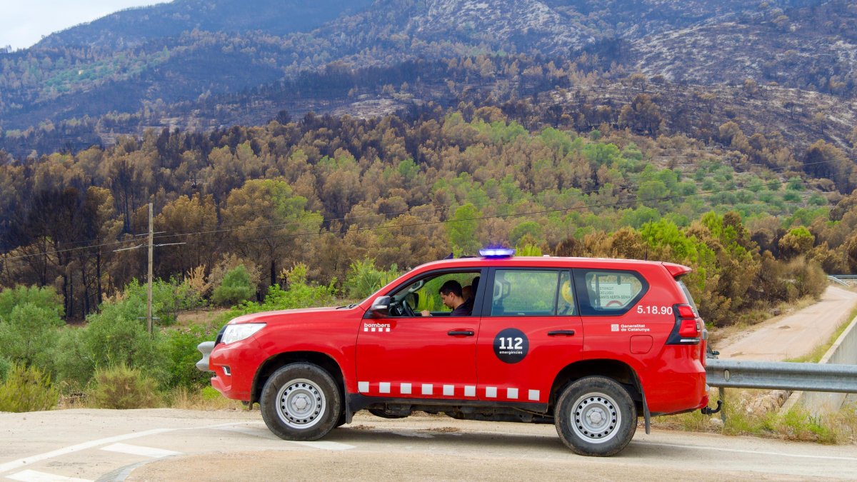 Un coche de bomberos en el incendio de Paüls.