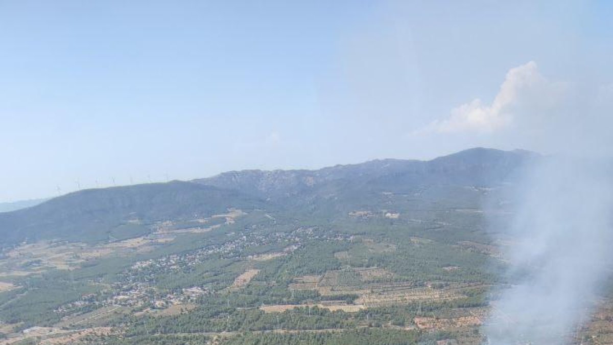 Imagen aérea del incendio que ha empezado en un campo de labranza.