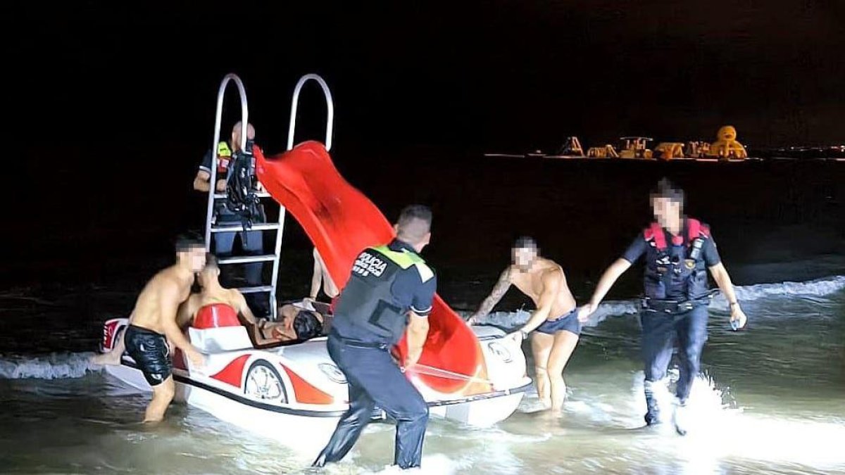 Los agentes se lanzaron al mar para salvarle la vida a una mujer que se estaba ahogando en Salou