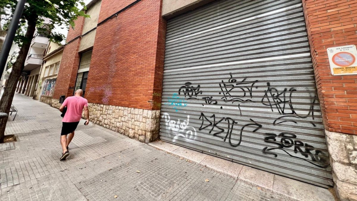 L'antiga fàbrica tèxtil s'ubica davant l'avinguda del President Companys