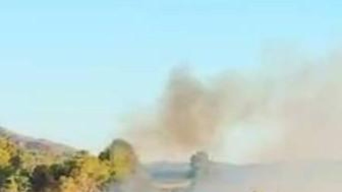 Controlado un incendio de vegetación junto a la carretera TV-3022 en ...
