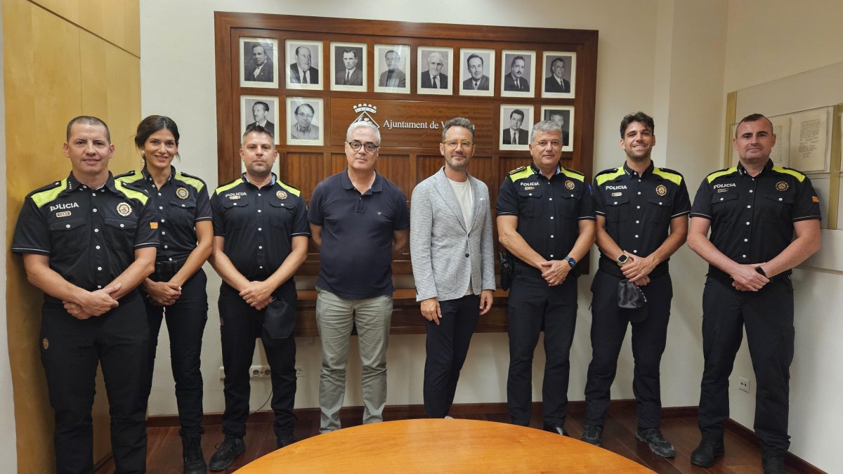 Foto de familia de los agentes en el Ayuntamiento con el alcalde, el concejal y el subinspector.