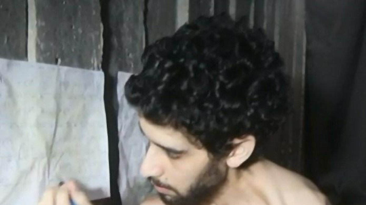 El brazo armado de Hamás, las Brigadas Al Qasam, difundió este sábado un nuevo vídeo del rehén israelí Evyatar David.