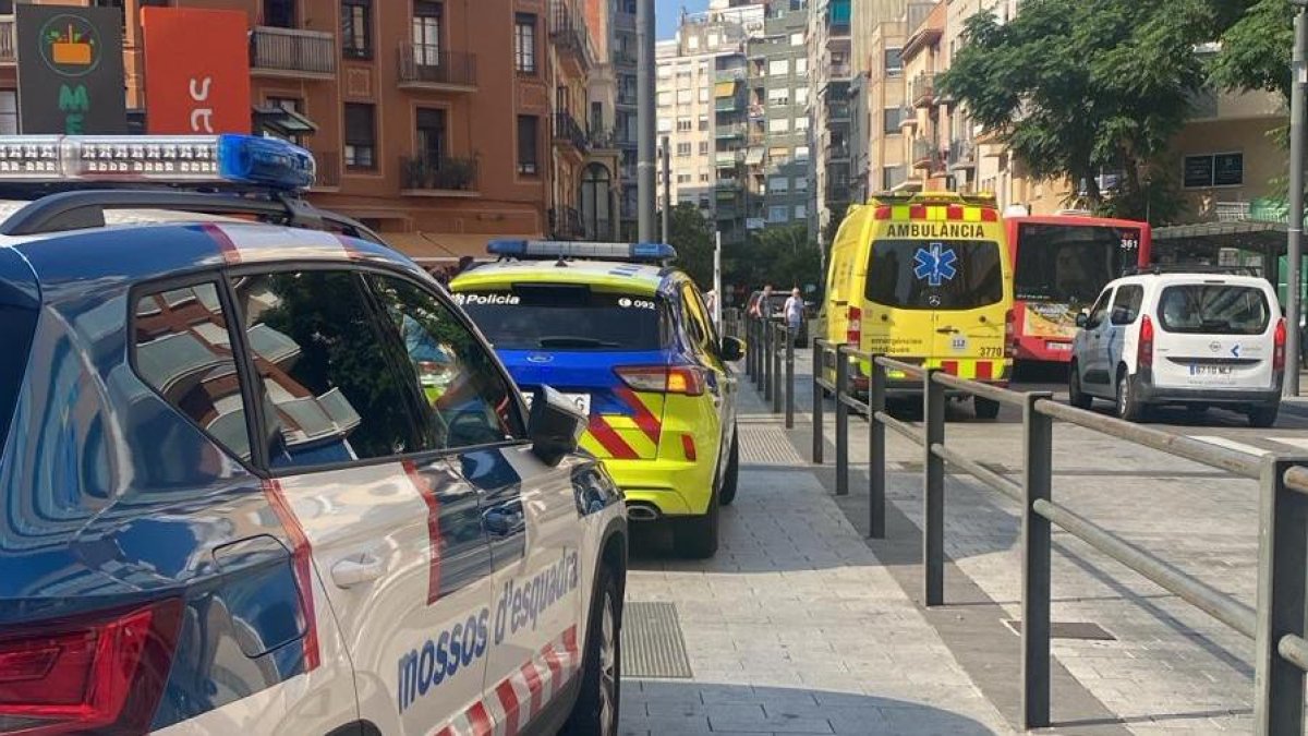 Coches de Mossos, Urbana y SEM en el lugar.
