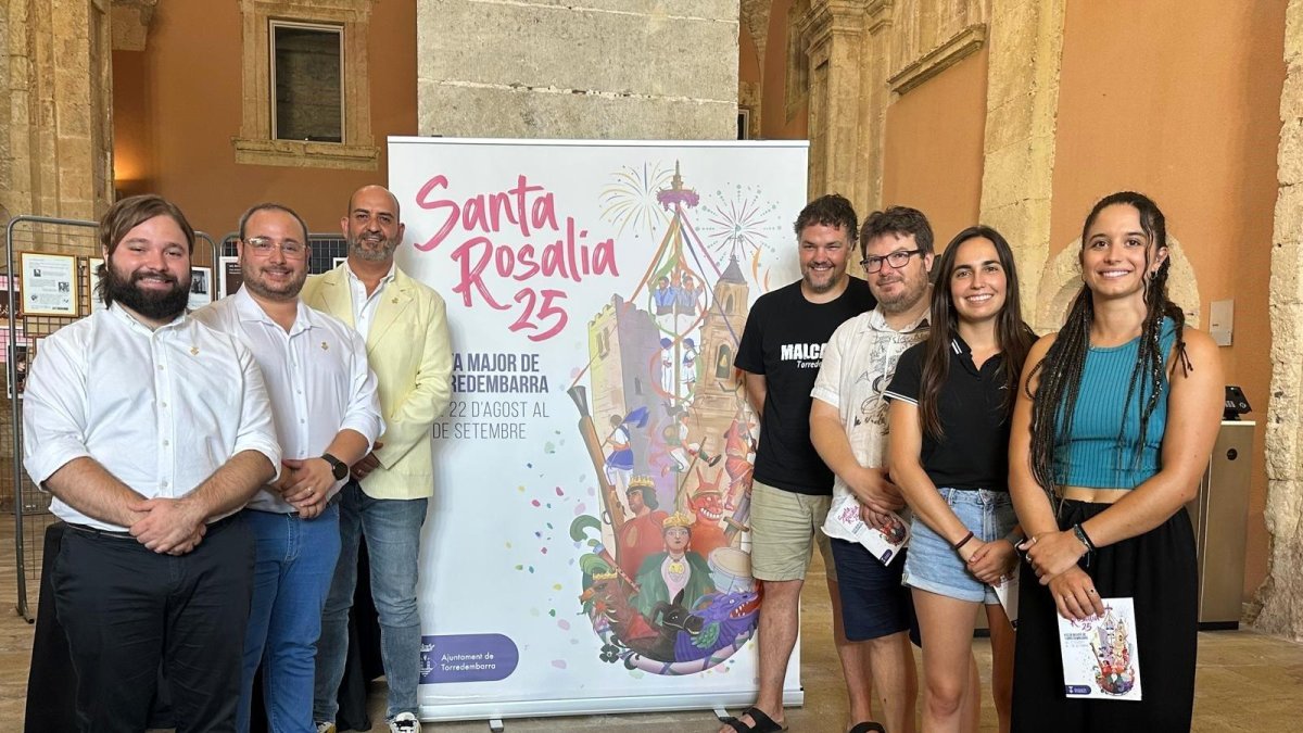 El alcalde, regidores y representantes de las entidades locales ante el nuevo cartel de Santa Rosalía 2025