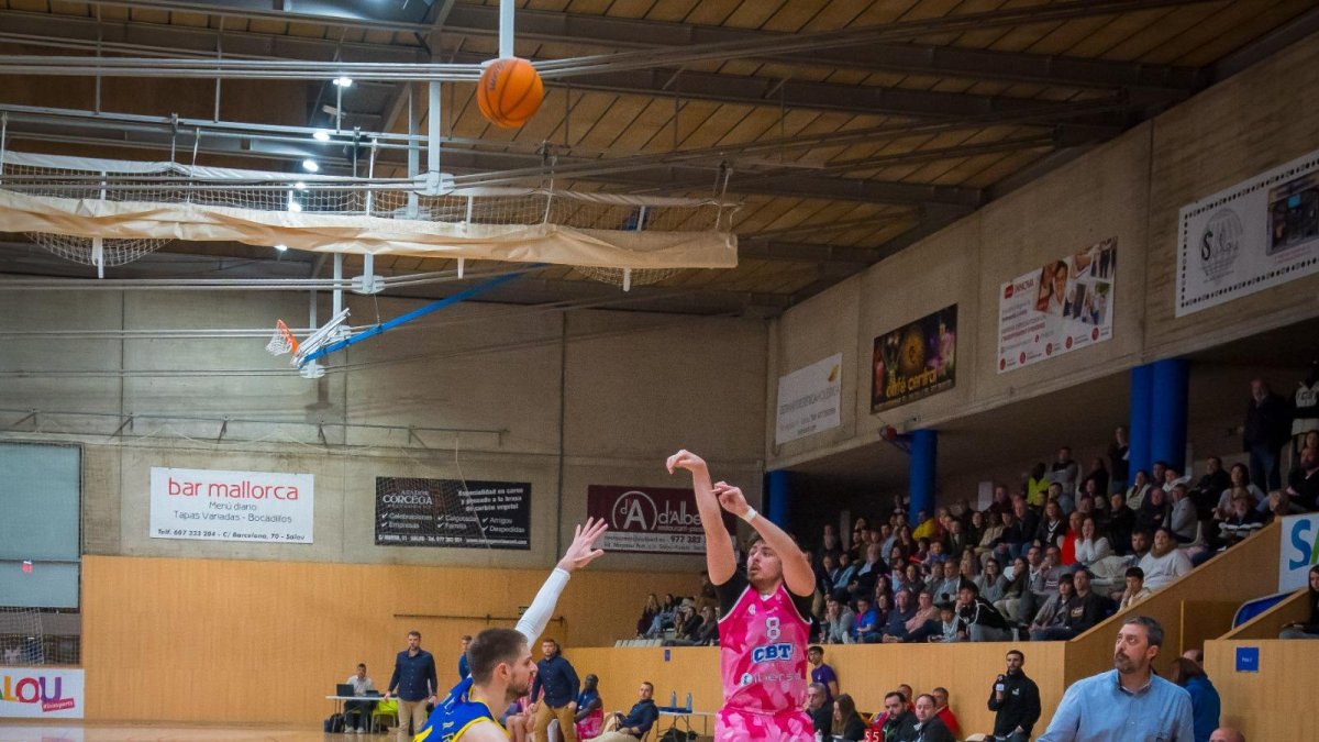 Adrià Duch lanza un triple ante el Salou durante el pasado curso.