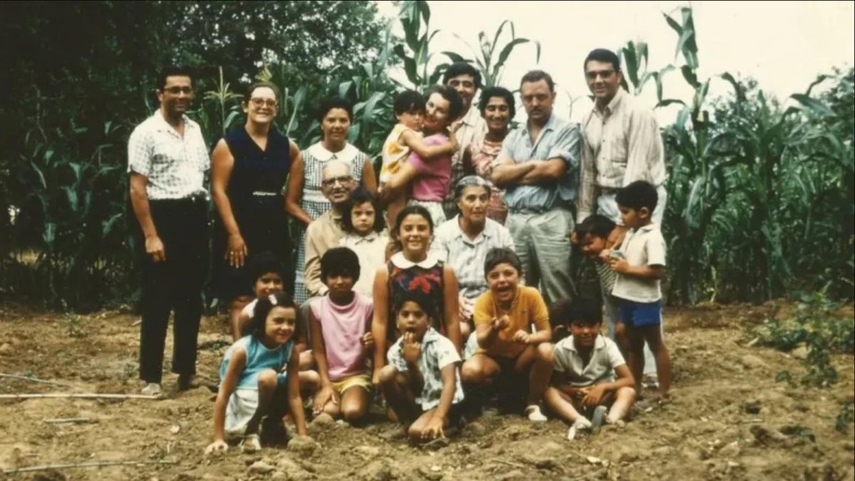 Maria Moliner, junto a su familia en la Pobla Oriola, la casa en la que veraneaba en Mont-roig del Camp.