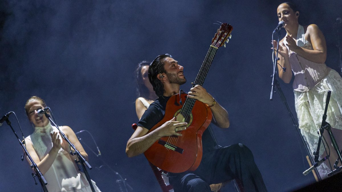 Yerai Cortés acompañado por su coro, en el Danseu Festival.​​