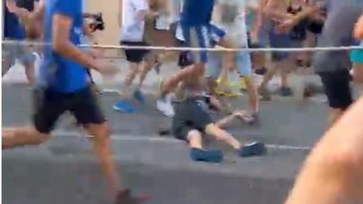 El hombre termino inconsciente en el asfalto tras recibir el golpe del astado.