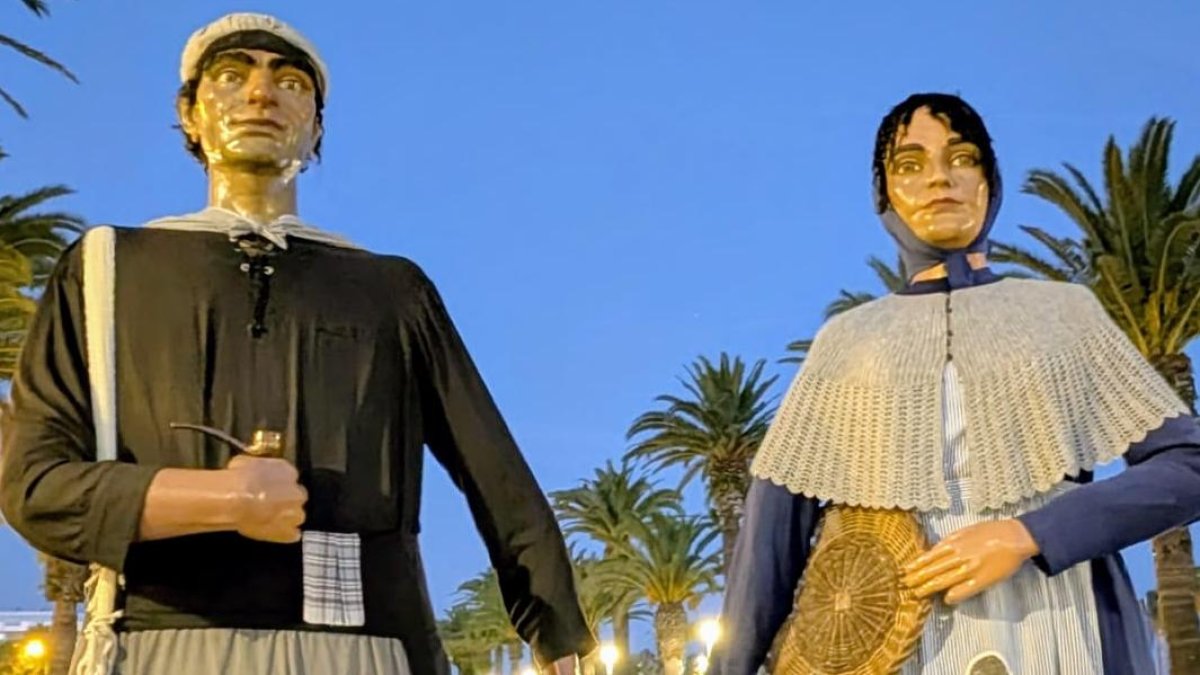 los-gegants-pescadors-de-salou-salen-de-quir-fano-con-la-cara-renovada