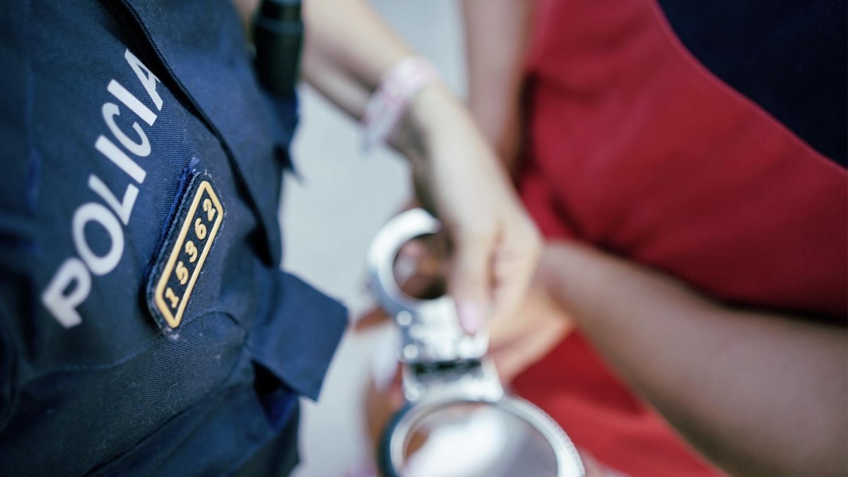 Un agente de los Mossos realiza una detención en una imagen de archivo.