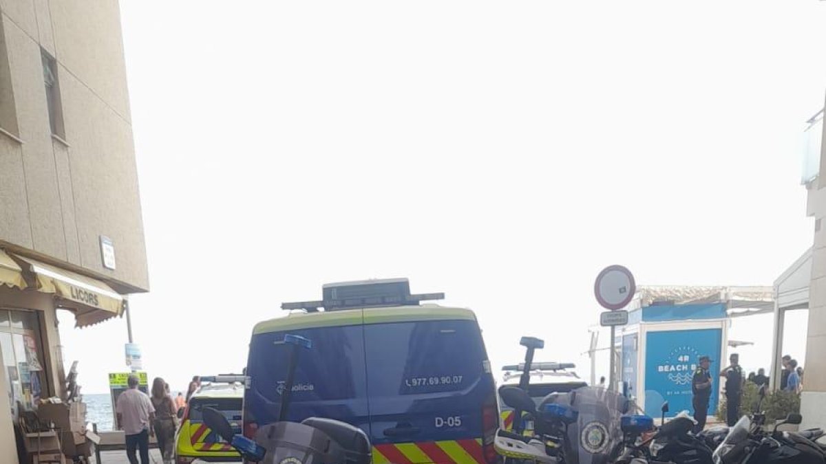 Los efectivos policiales preparados para el control del paseo de Calafell.