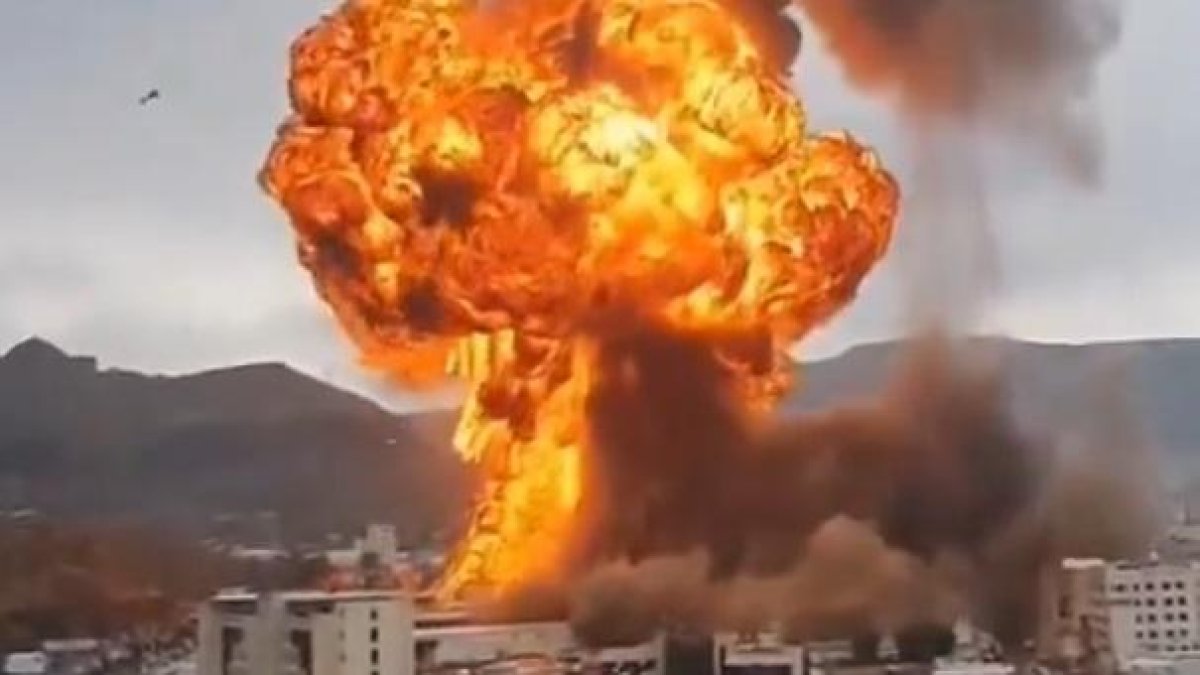 Momento de la explosión en la capital yemení.