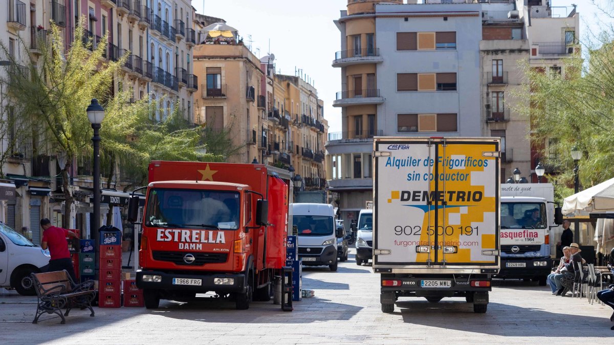 Vehículos de reparto en la Plaça de la Font.