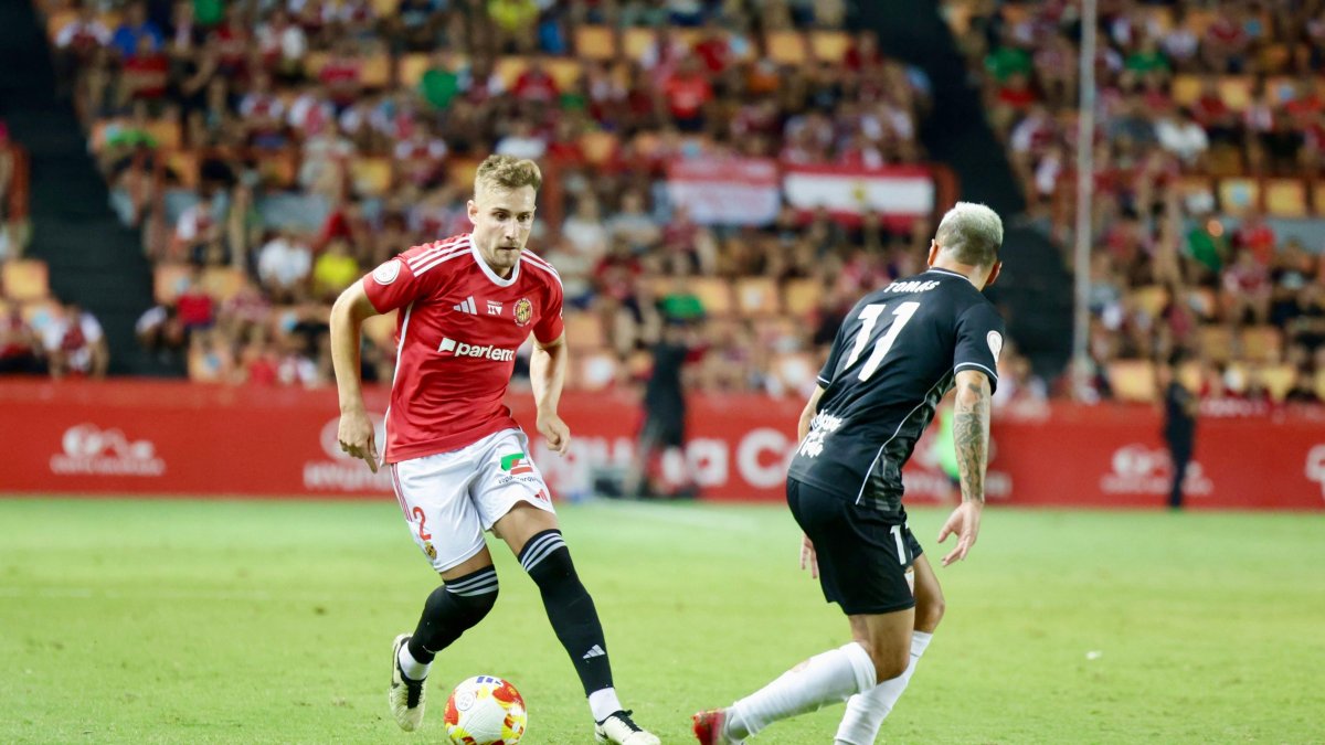 Sergio Camus brilló en el carril diestro en su debut con el Nàstic.