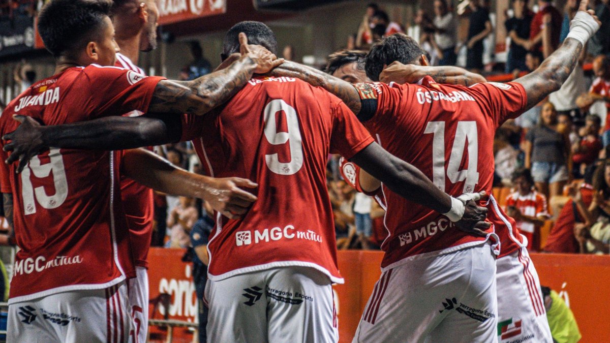 Los jugadores granas celebran el gol de Sanz en la primera jornada,