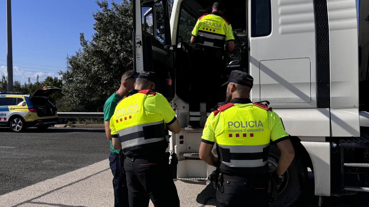 Tres agentes de los Mossos en una inspección en la AP-7.​