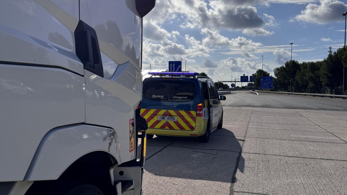 Un camión en el control de la AP-7