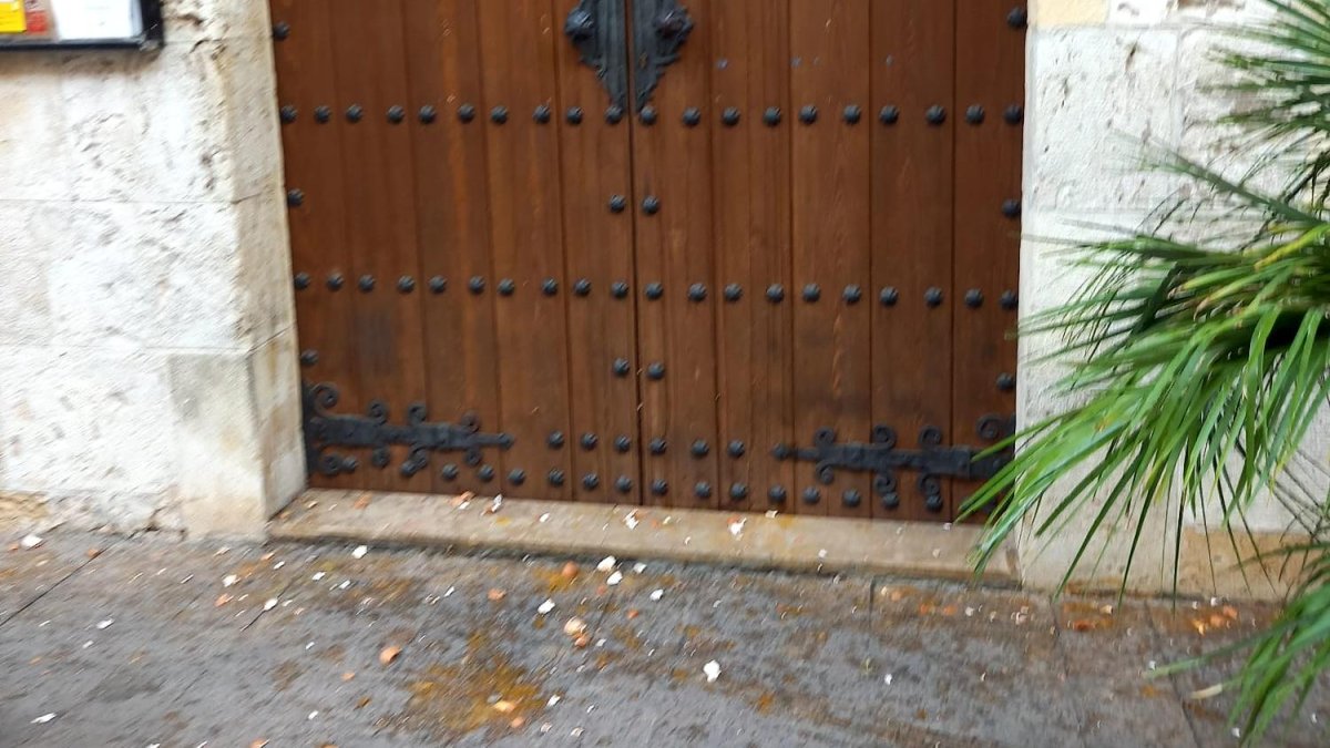 Así ha quedado el Ayuntamiento de L'Arboç después de que lanzaran huevos en la fachada