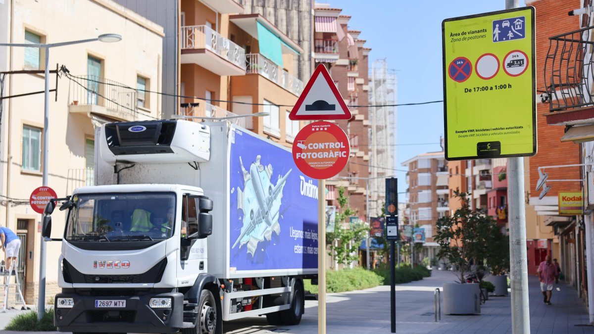 El mecanismo y las señales que se han colocado en la entrada por la Plaça de la Constitució.