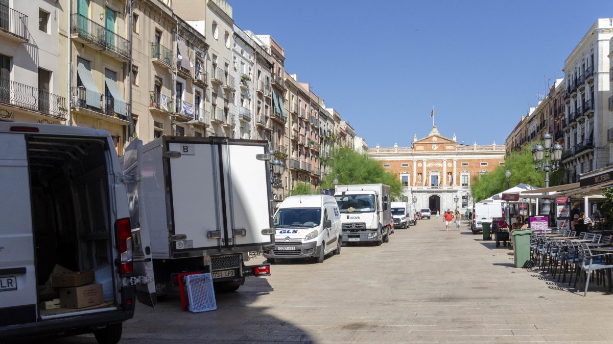 Camiones de reparto en la plaça de la Font de Tarragona.