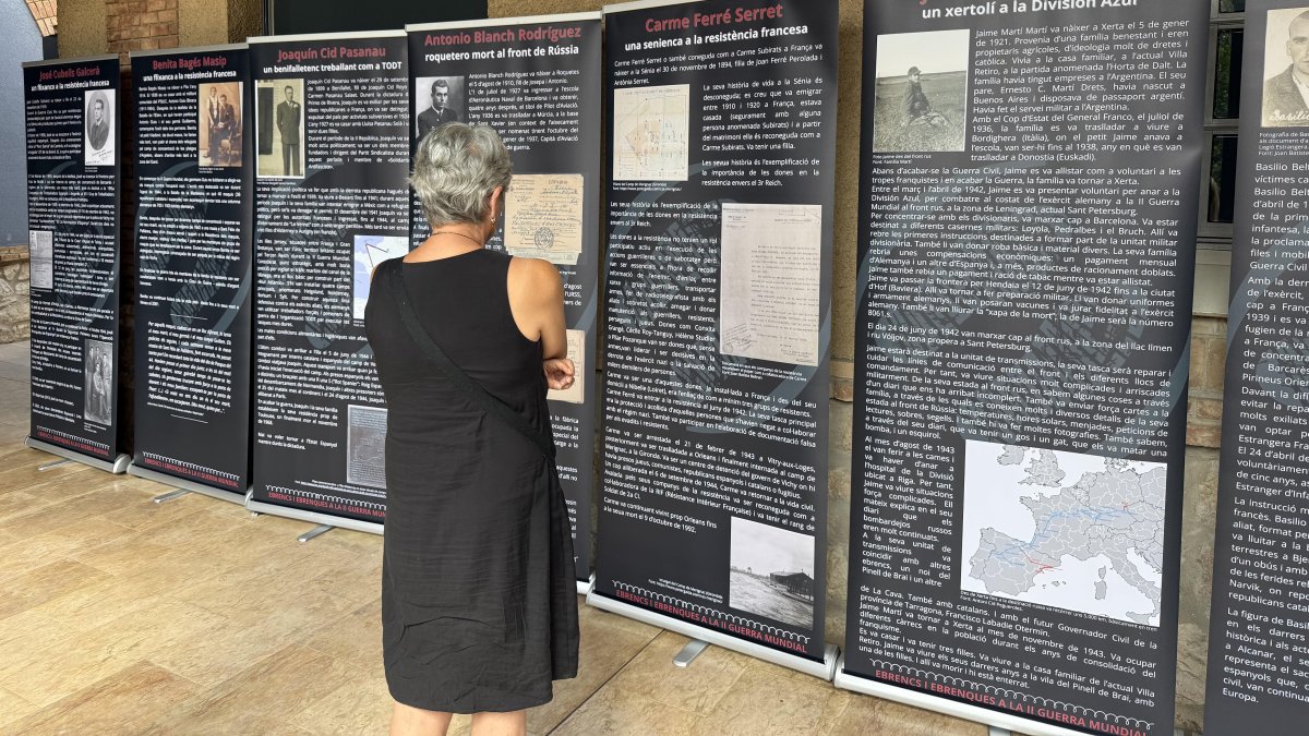 Una dona ressegueix la història de diferents ebrencs, en una mostra que ha acompanyat el congrés, al Museu de Tortosa