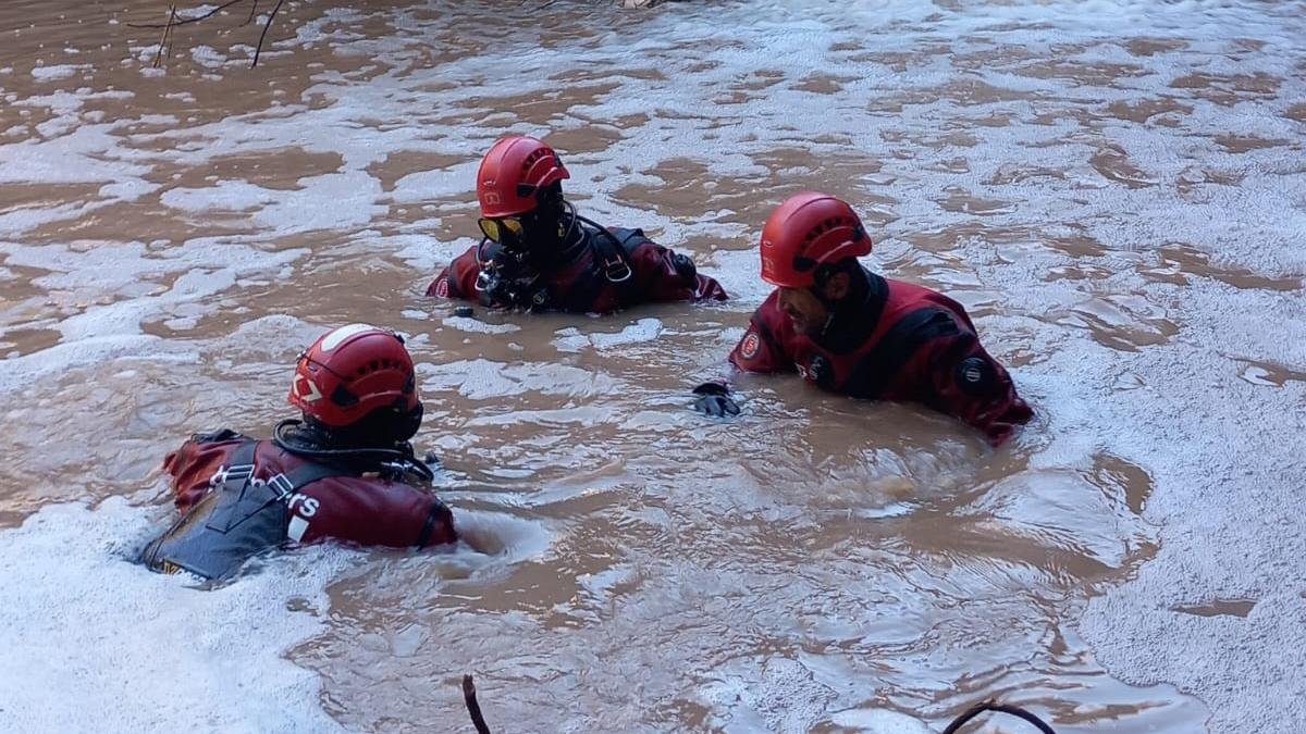Imagen de tres bomberos durante el operativo de búsqueda de una persona desaparecida en Sant Quintí de Mediona