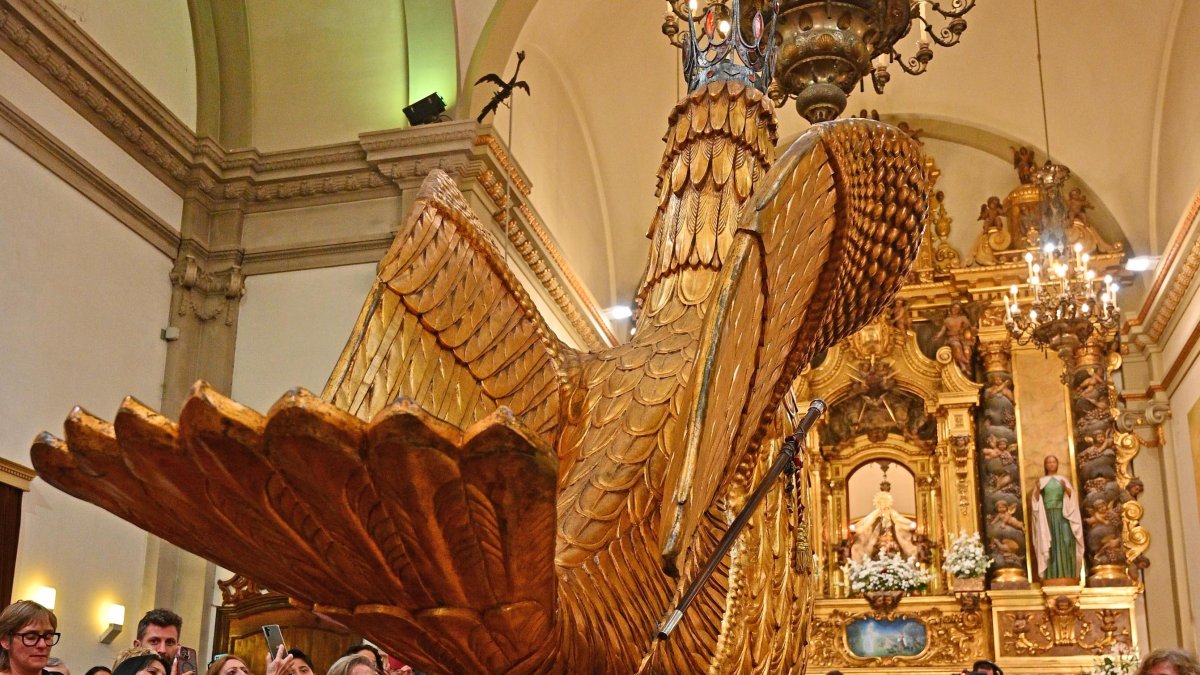 L'Àliga de Reus fa el Ball Solemne Curt sota la mirada de la imatge de la Mare de Déu de Misericòrdia.