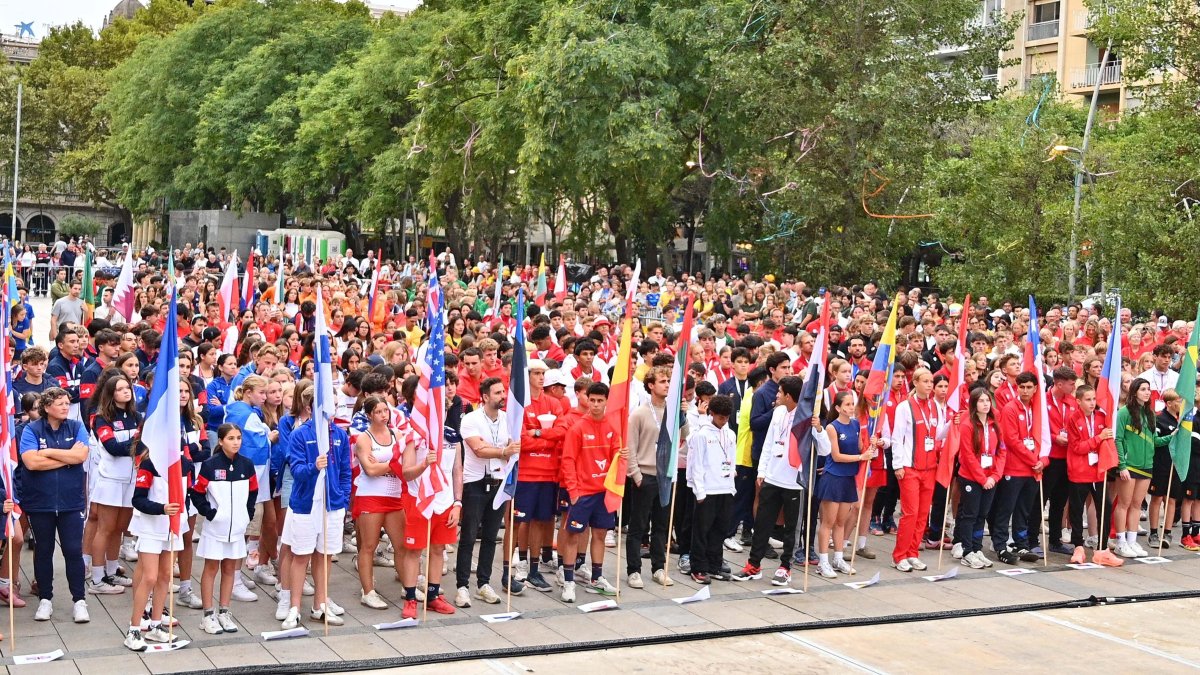 Las selecciones participantes desfilaron en la Plaça Llibertat de Reus.