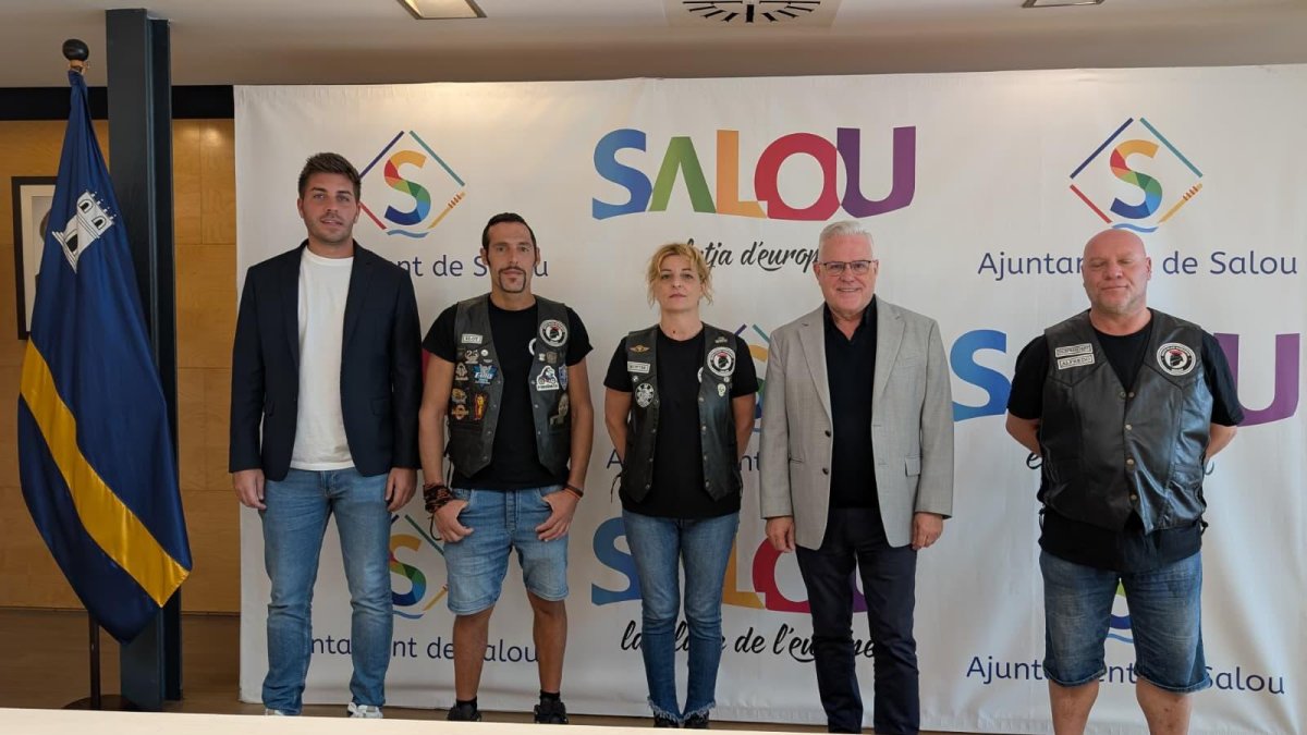 Els representants del Moto Club Barenys amb l'alcalde i el regidor d'Esports.