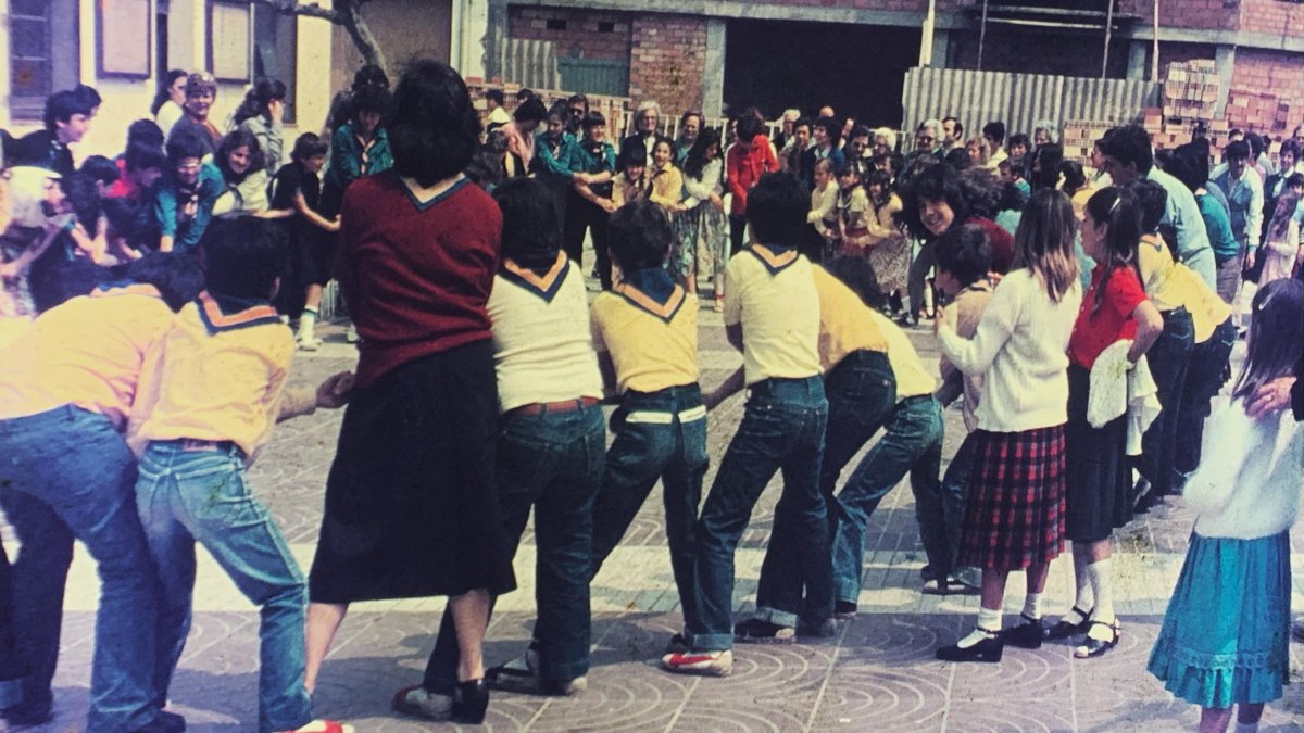 Foto de 1979 en la plaza de la Església de Sant Pere, punto de origen del Agrupament.