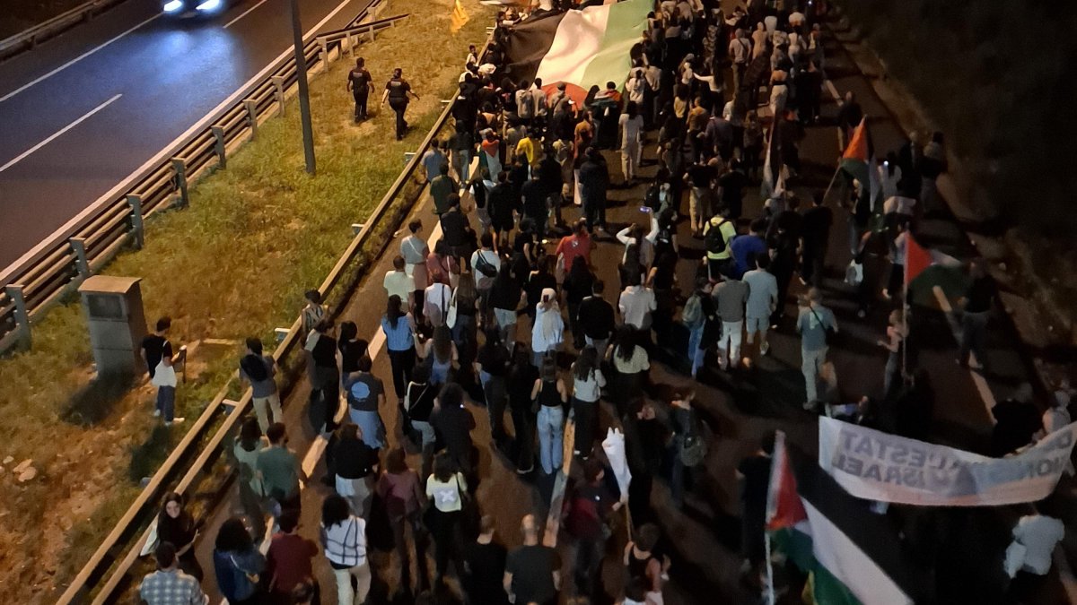 Decenas de manifestantes han cortado la A-7 y han caminado por ella en Tarragona.