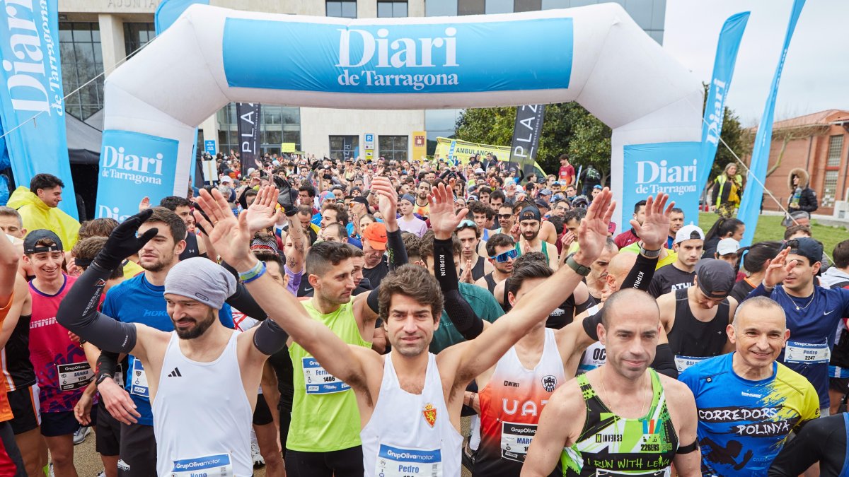Un momento de la salida, bajo el hinchable del Diari de Tarragona, partner de la carrera en 2025.