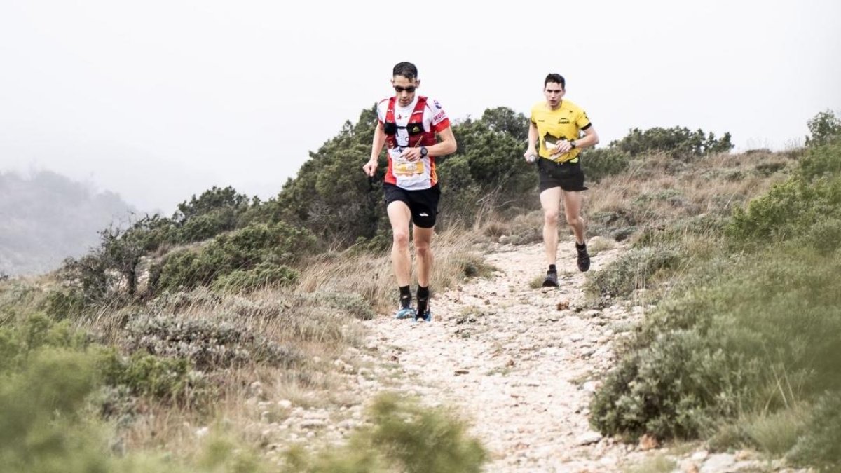 Dos de los participantes en la Ultra Trail del Montsant de 2024.