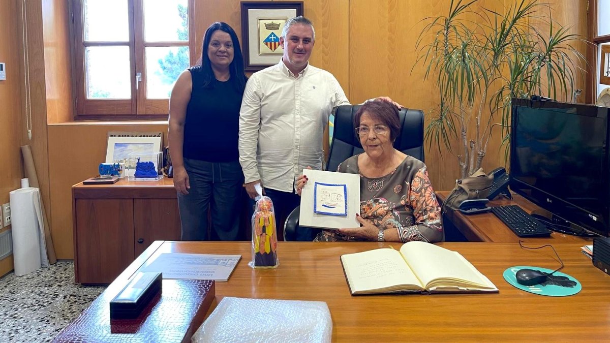 Julia recibió presentes de manos del alcalde.