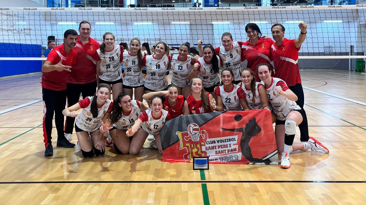 Las jugadoras rojillas celebran el segundo triunfo de la temporada.