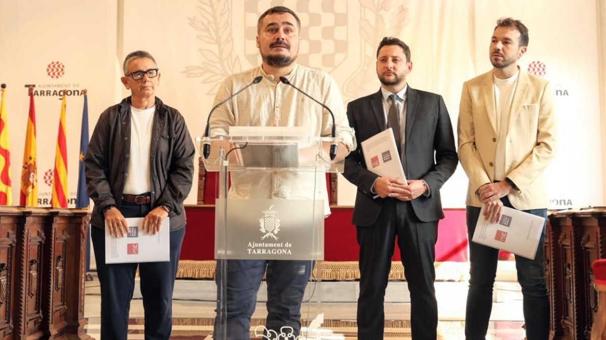 Jordi Collado (ECP), en una imagen de archivo con el alcalde Viñuales y la concejal Isabel Mascaró (PSC).